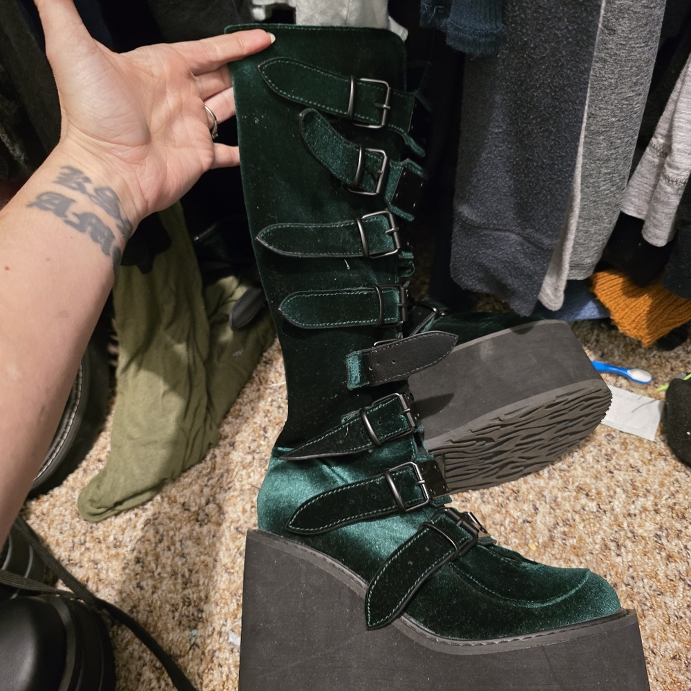 Demonia Forrest Green velvet wedge boot size 7